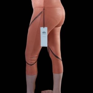 ALO Yoga whisper Capri legging .